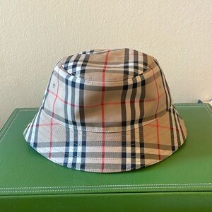 Burberry bucket hat